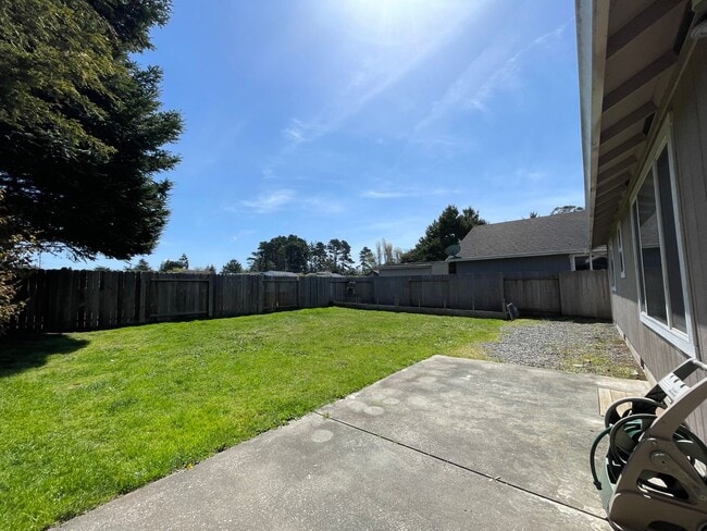 2275 Silverbrook Ct in Mckinleyville, CA - Building Photo - Building Photo