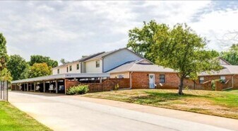 1911 Glendale Rd in Salina, KS - Building Photo