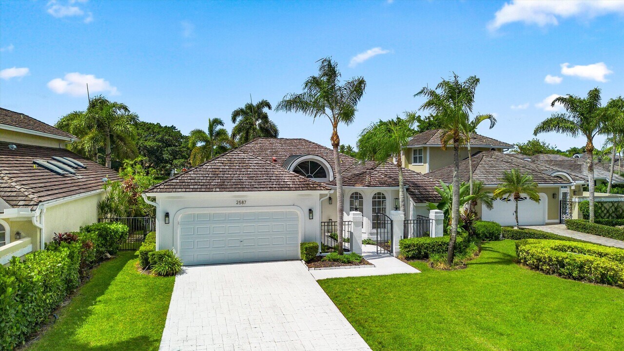 2587 Muir Cir in Wellington, FL - Building Photo