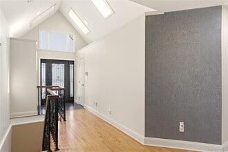 24 Green Dr in Roslyn, NY - Building Photo - Building Photo