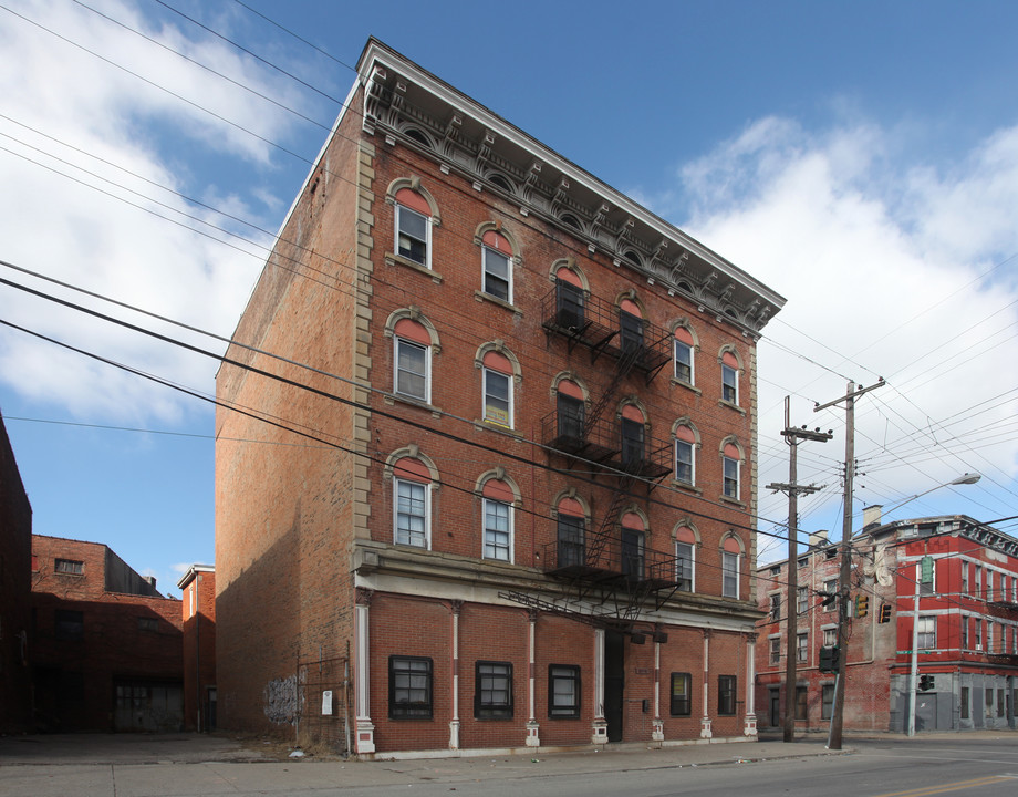 1677 Central Ave in Cincinnati, OH - Foto de edificio