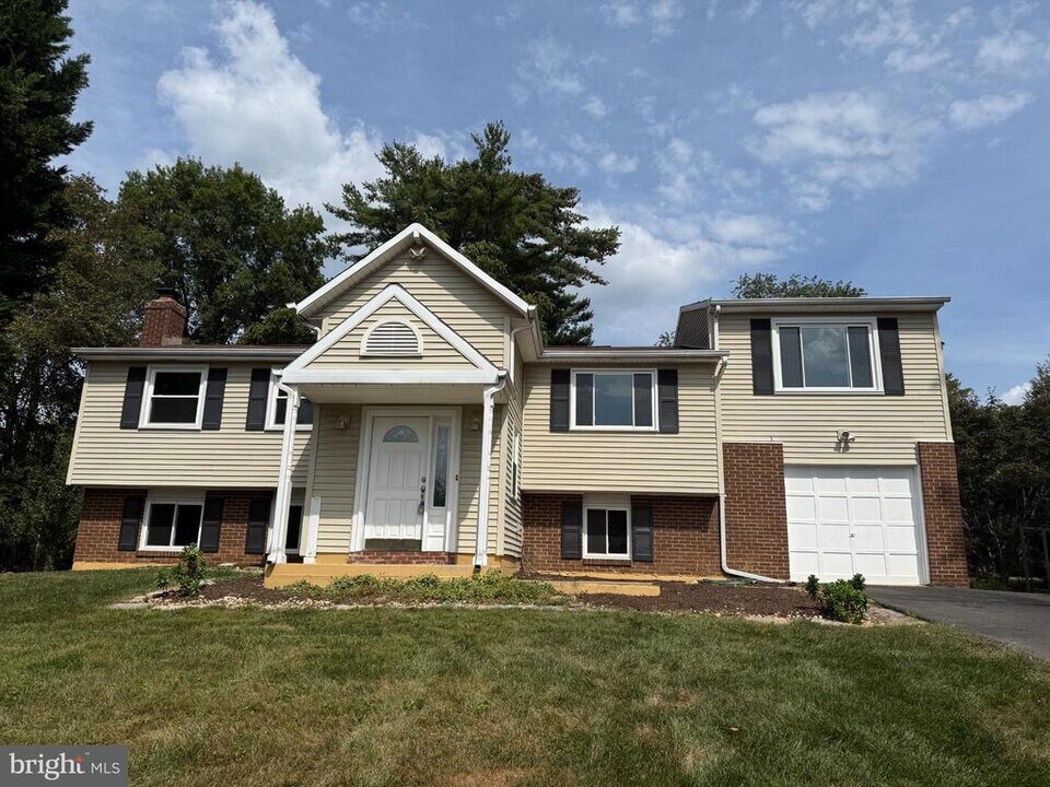 10622 Cavalcade St in Great Falls, VA - Building Photo