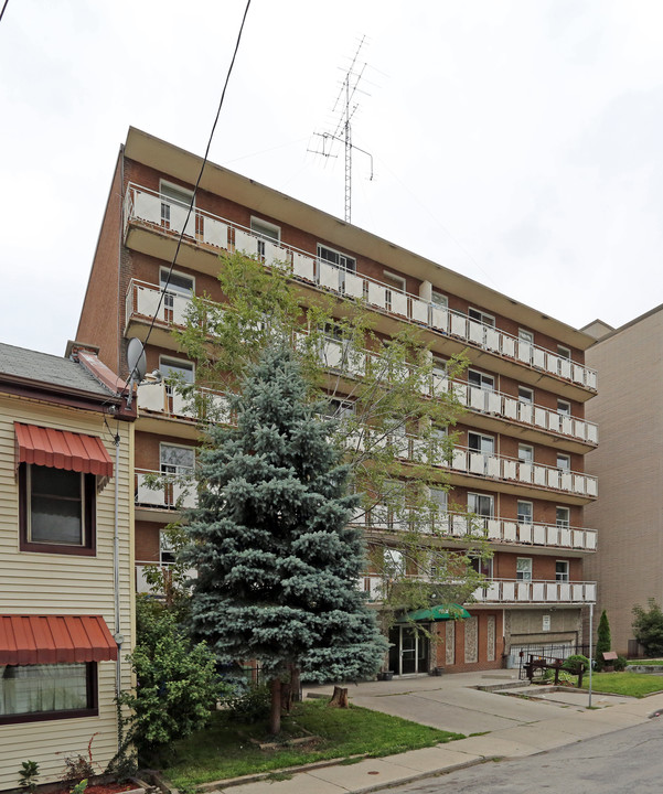 Ford Manor in Hamilton, ON - Building Photo