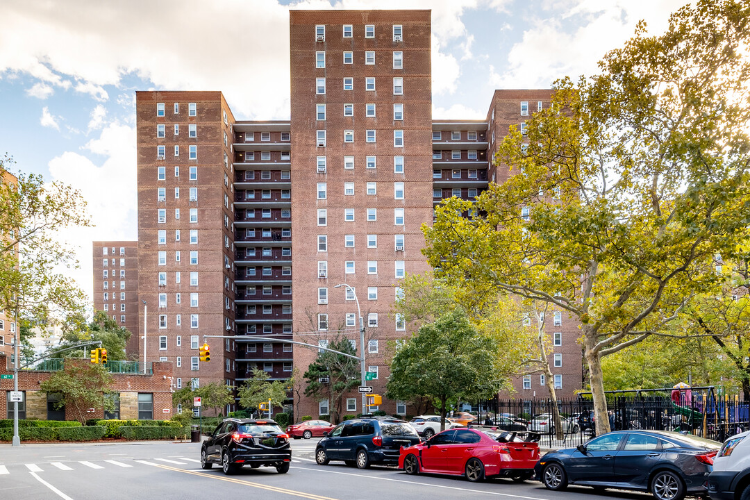 Park City Apartments in Rego Park, NY - Foto de edificio