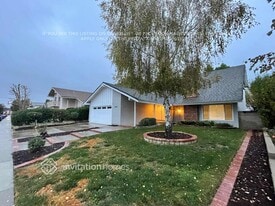 25164 Avenida Ignacio in Santa Clarita, CA - Building Photo