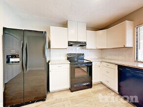 6127 Larchbrook Dr in Houston, TX - Foto de edificio - Building Photo