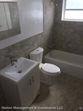 16890 NE 21st Ave in North Miami Beach, FL - Building Photo - Building Photo