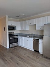 Villa Flores Apartments in Santa Barbara, CA - Foto de edificio - Building Photo