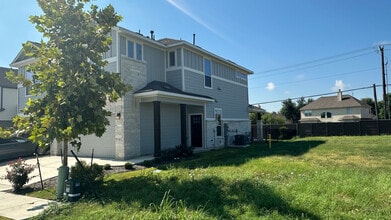 Room in Townhome on Cowbird Path in Pflugerville, TX - Building Photo - Building Photo
