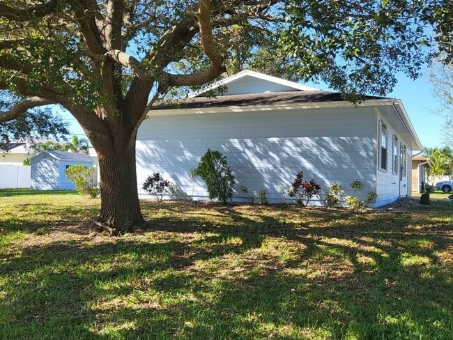 1102 SW Arc Ct in Port St. Lucie, FL - Foto de edificio - Building Photo