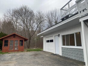 84 Tuttle Ln, Unit Garage in Greenland, NH - Foto de edificio - Building Photo