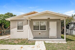 933 Camellia Rd in West Palm Beach, FL - Building Photo