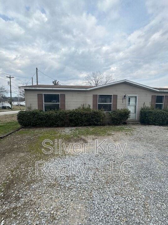 901 Eastanallee Ave in Athens, TN - Building Photo