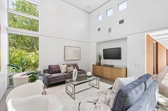 33 Vanguard Way in Dallas, TX - Building Photo - Building Photo