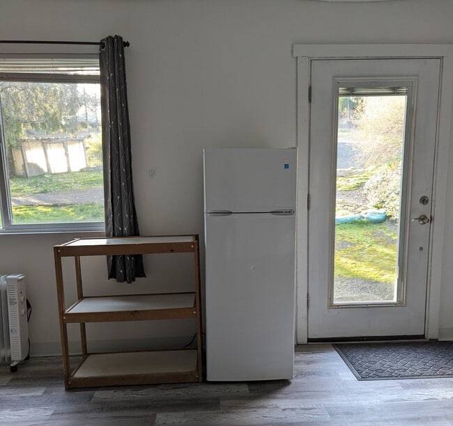 1000 Pioneer Rd, Unit Studio Apt in Dallas, OR - Building Photo - Building Photo