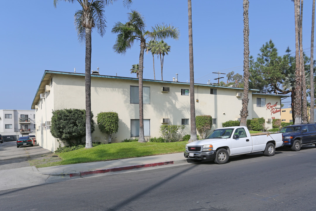 Royal Palms in Canoga Park, CA - Building Photo