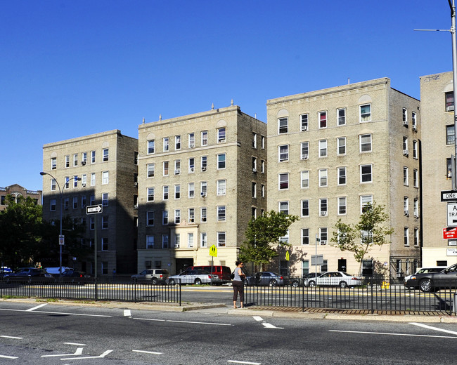 1645 Grand Concourse in Bronx, NY - Foto de edificio - Building Photo