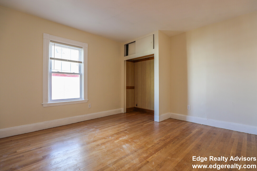 32 Richardson St, Unit 2 in Boston, MA - Building Photo