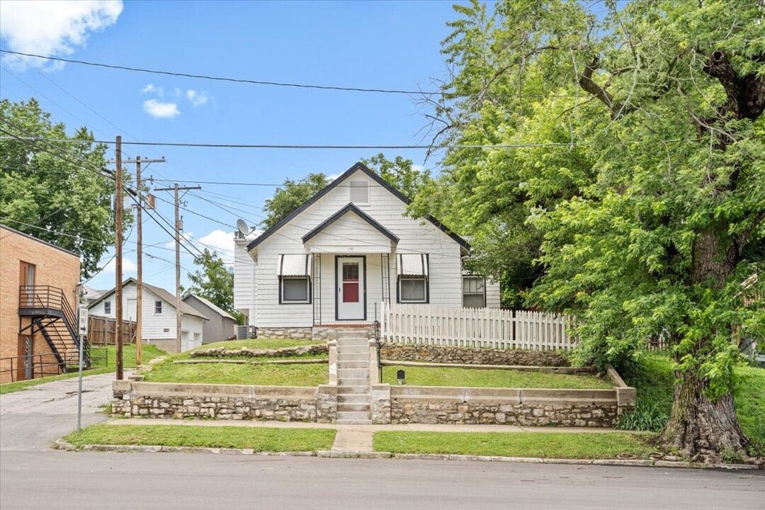 711 S 5th St in Leavenworth, KS - Building Photo