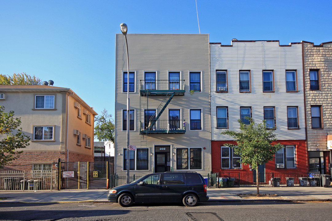 202 Wilson Ave in Brooklyn, NY - Building Photo