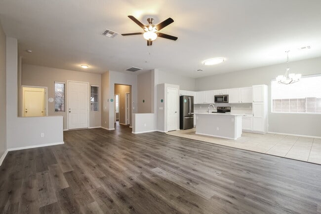 13587 W Tara Ln in Surprise, AZ - Foto de edificio - Building Photo