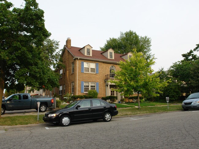 Chestnut Manor Apartments in Lansing, MI - Building Photo - Building Photo