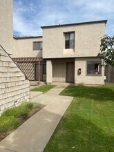 16622 Jib Cir, Unit #2 in Huntington Beach, CA - Foto de edificio - Building Photo