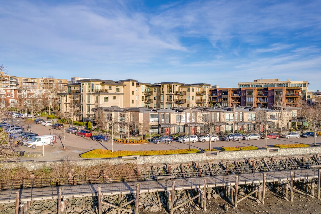 4330 Waterfront Cres in Victoria, BC - Building Photo