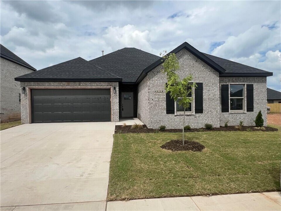 6906 SW Basswood Ave in Bentonville, AR - Building Photo