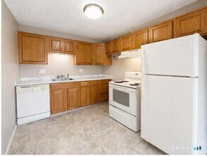 210 Towne House Rd in Hamden, CT - Building Photo - Building Photo