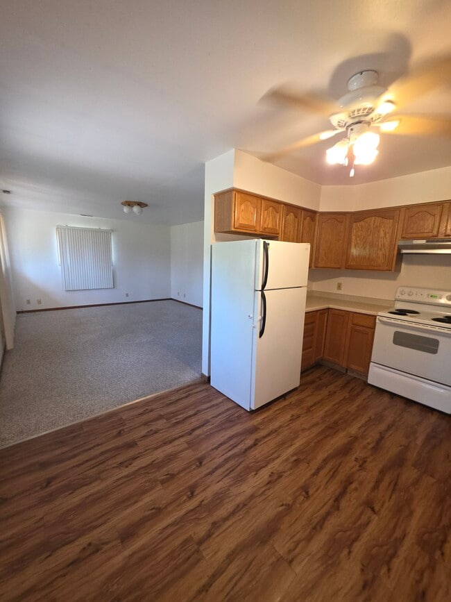 912 Bell Ave, Unit #3 in Webster City, IA - Foto de edificio - Building Photo