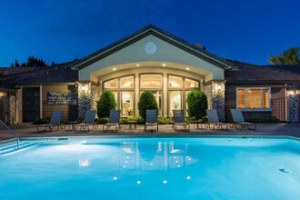 The Falls at Willow Creek in Folsom, CA - Foto de edificio - Building Photo