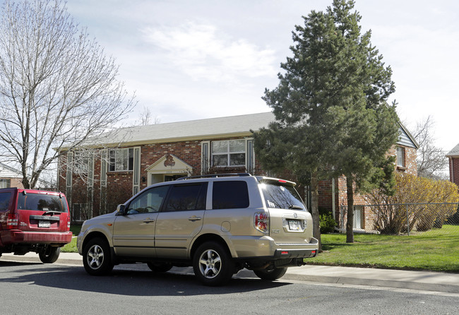 2350 S Linden Ct in Denver, CO - Foto de edificio - Building Photo