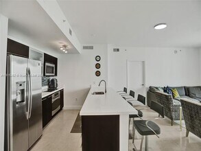 90 SW 3rd St, Unit 2809 in Miami, FL - Building Photo - Building Photo