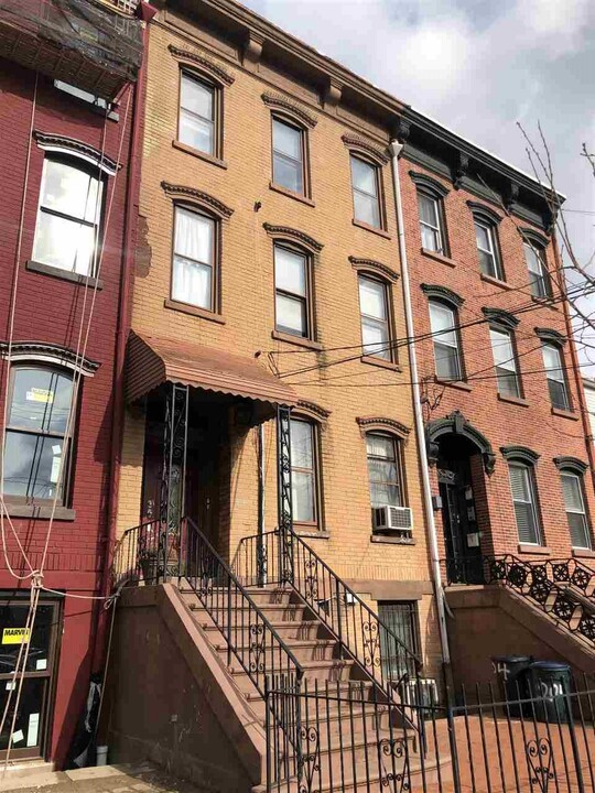 204 5TH St-Unit -3 in Jersey City, NJ - Building Photo