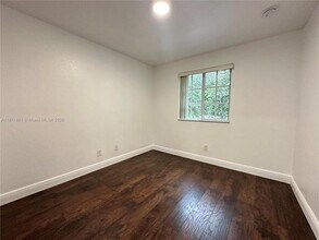 324 NE 3rd St in Hallandale Beach, FL - Building Photo - Building Photo