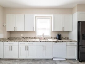 15 Russell Rd, Unit 1 in Somerville, MA - Building Photo