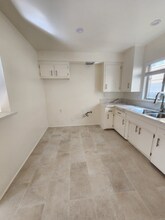 17620 Burbank Blvd in Los Angeles, CA - Building Photo - Building Photo