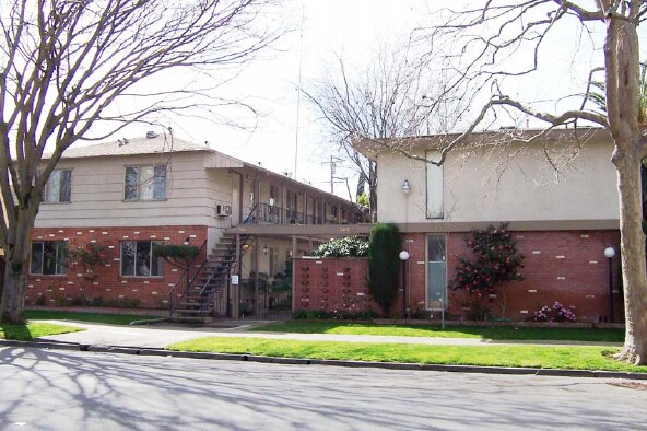 V Street Apartments in Sacramento, CA - Foto de edificio - Building Photo