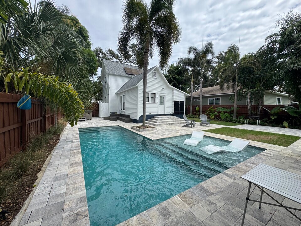 734 Grove St N in St. Petersburg, FL - Building Photo