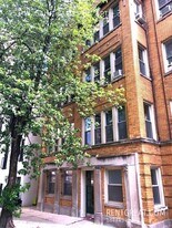 451 W St James Pl in Chicago, IL - Building Photo