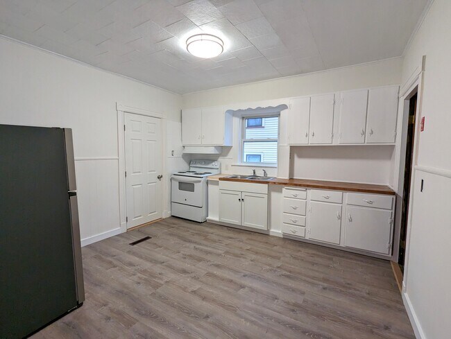 87 Marshall St, Unit 1 in Medford, MA - Building Photo - Building Photo