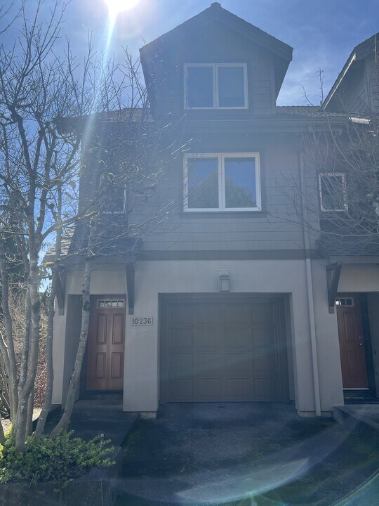 10236 NW Village Heights Dr in Portland, OR - Building Photo