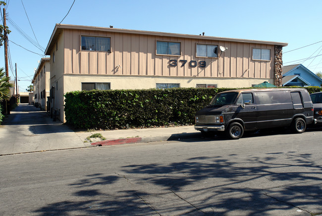 3709 W 104th St in Inglewood, CA - Foto de edificio - Building Photo