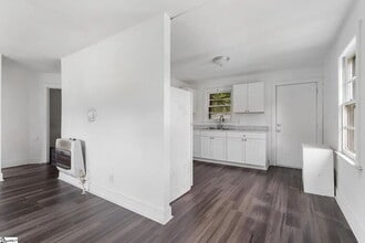 111 N Bell St in Clinton, SC - Building Photo - Building Photo