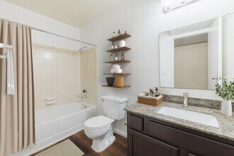 MacArthur Park in Irving, TX - Foto de edificio - Building Photo