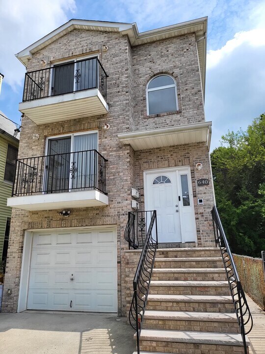 640 S 10th St in Newark, NJ - Building Photo