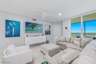 1065 Borghese Ln in Naples, FL - Building Photo