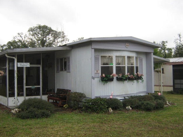 North Pasco Mobile Home Park in Holiday, FL - Foto de edificio