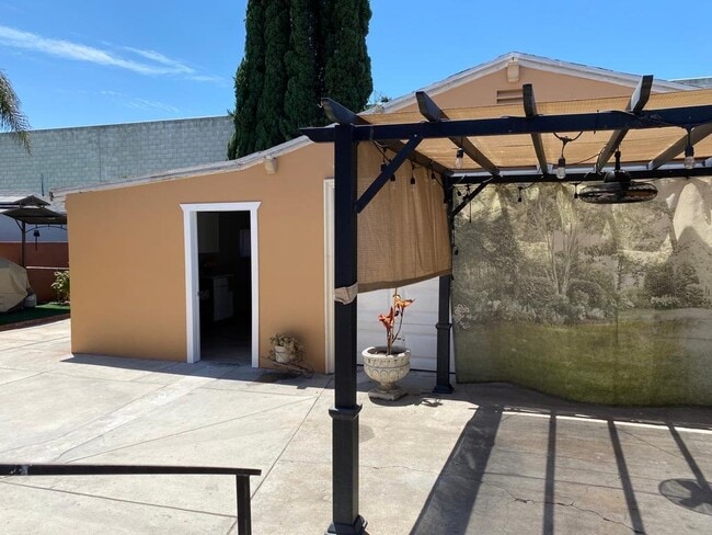 8747 Lehigh Ave in Los Angeles, CA - Building Photo - Building Photo